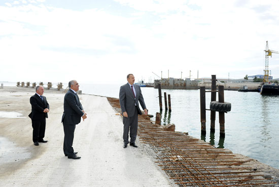 President Ilham Aliyev examines construction progress in 2-4 km section of Baku-Alat highway (PHOTO)